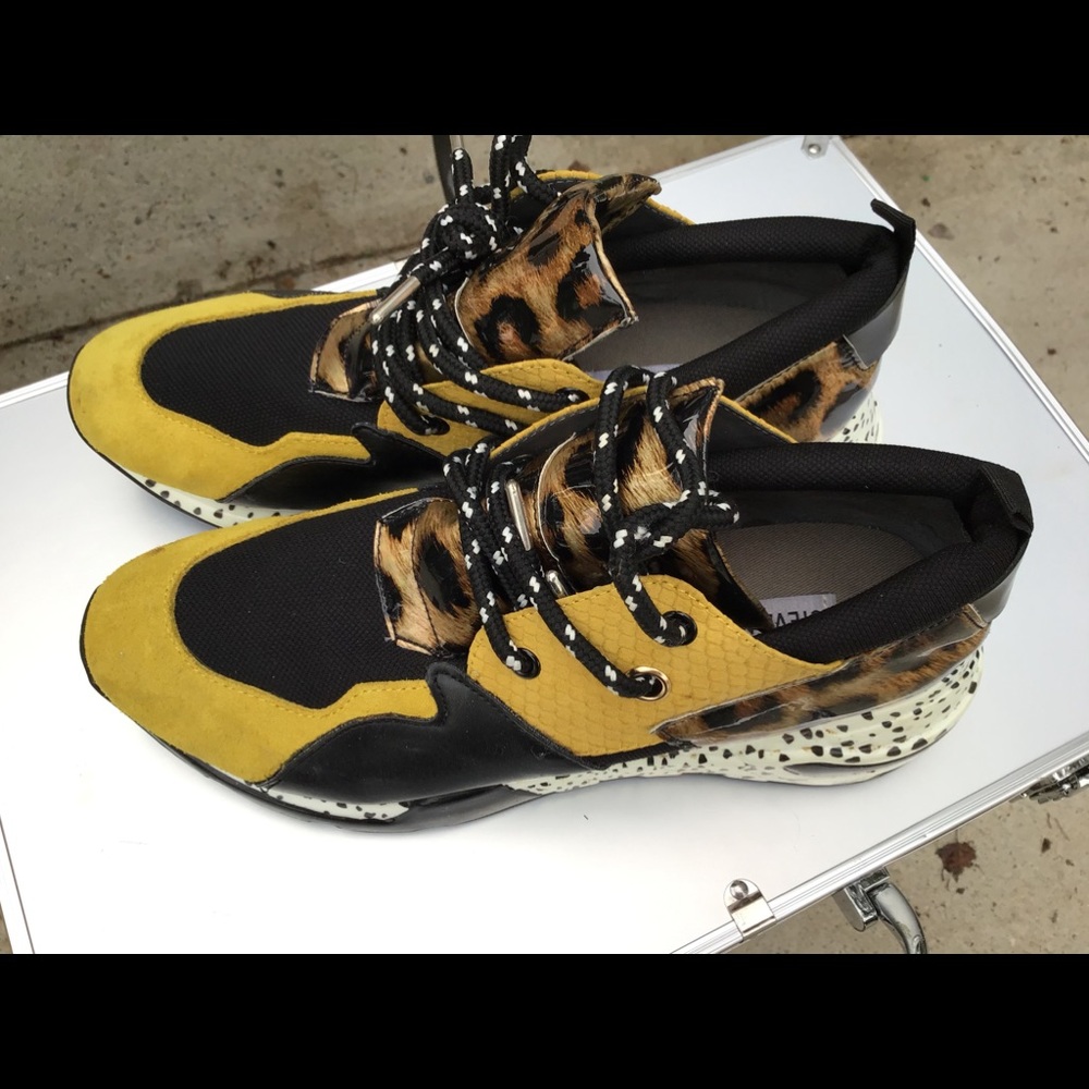 Tennis shoes